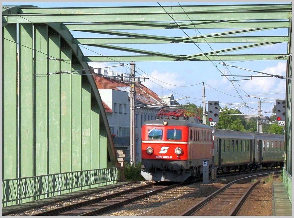 Die 1010 003 fhrt mit D 17388 von Wien FJB ber die Wiener Vorortelinie zur Sonnwendfeier nach Melk. Wien Hernals, 25.06.11
