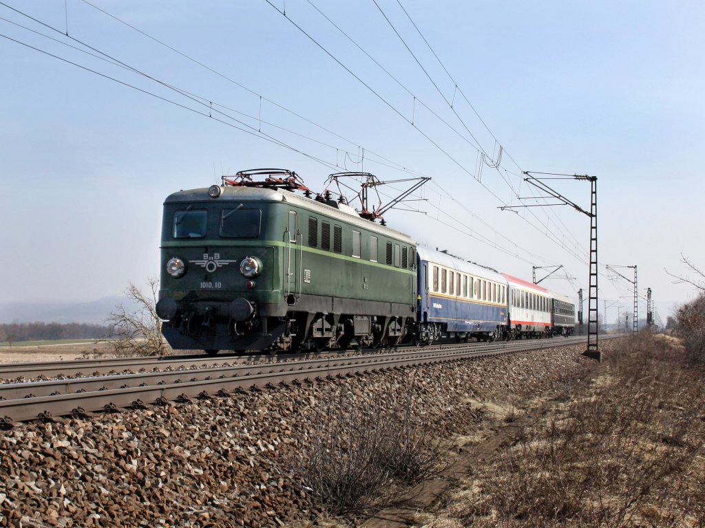 Die 1010 010 am 05.03.2011 mit einem Sonderzug nach Berlin unterwegs bei Plling. 