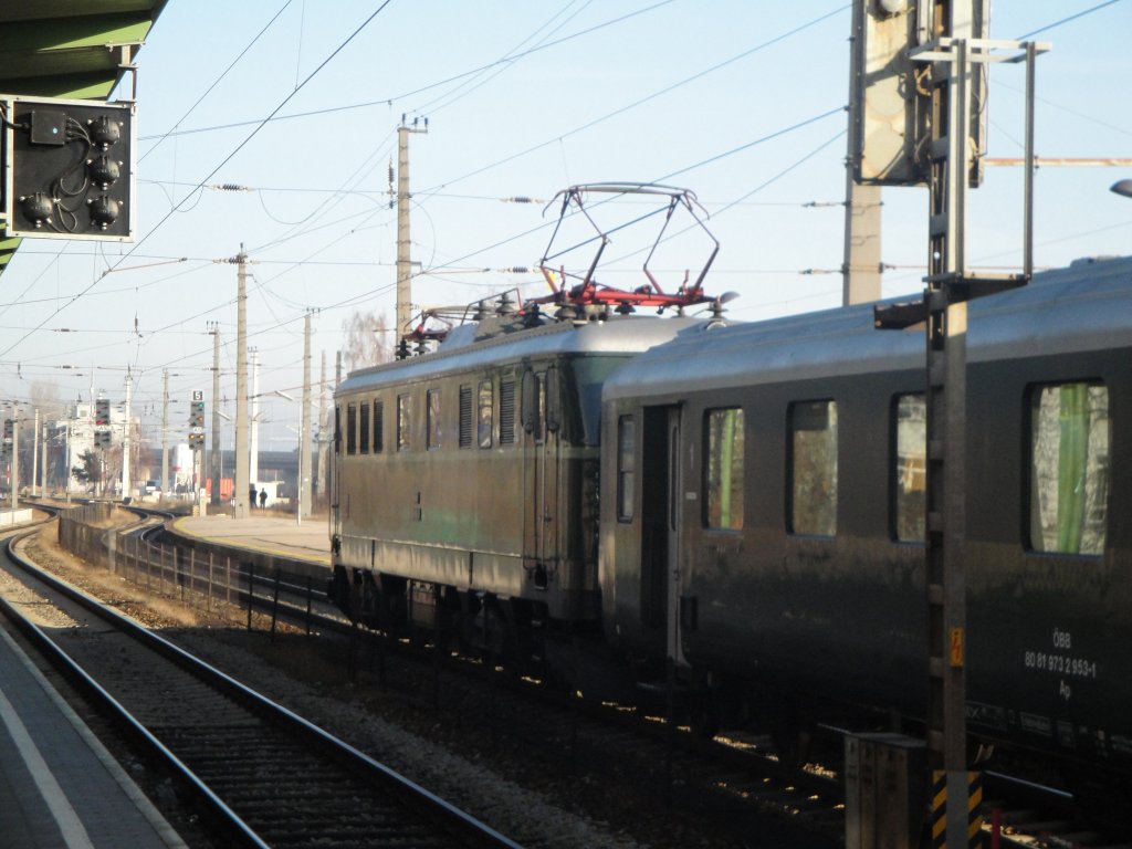 Die 1010.10 fhrt mit einem Sonderzug durch den Bahnhof Wien Heiligenstdt.