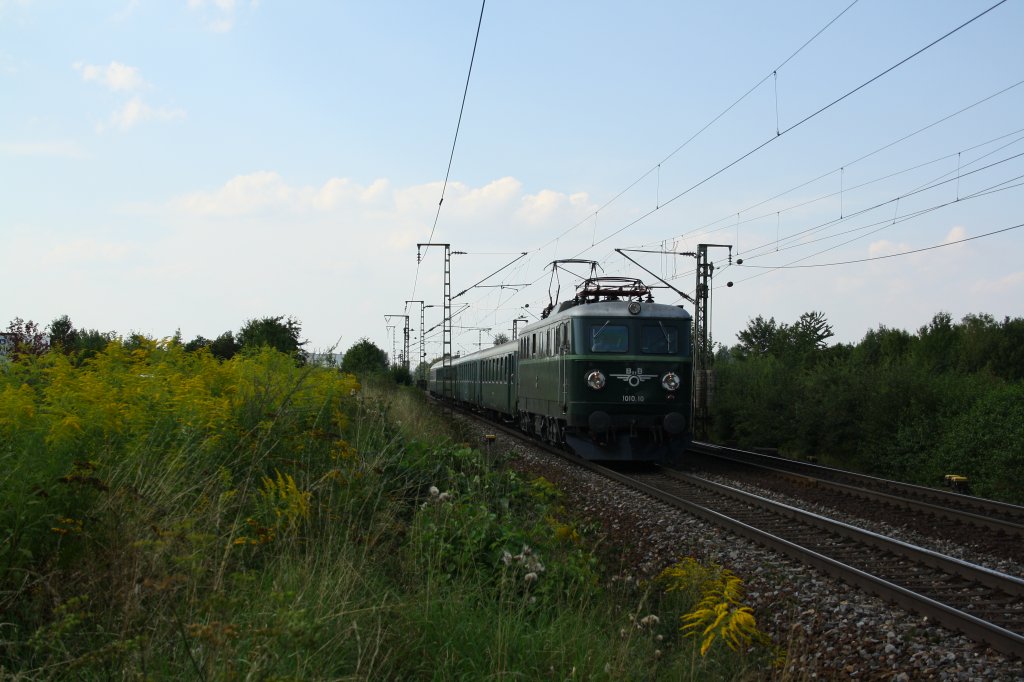 Die 1010.10 war am 22.08.2010 mit einem Sonderzug zurck vom Dampffestivial aus Nrnberg unterwegs. Natrlich war auch zum Zug die Sonne weg. (Obertraubling)