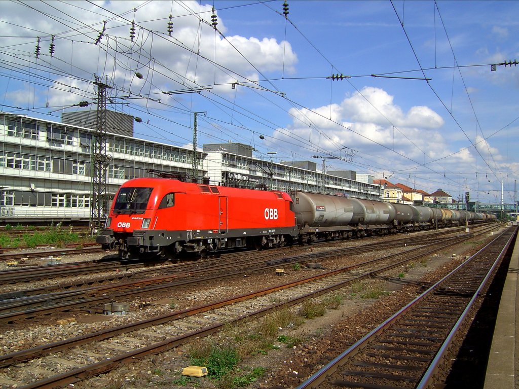 Die 1016 005 am 26.08.2008 mit einem Silowagenzug bei der Durchfahrt durch den Regensburger Hbf.