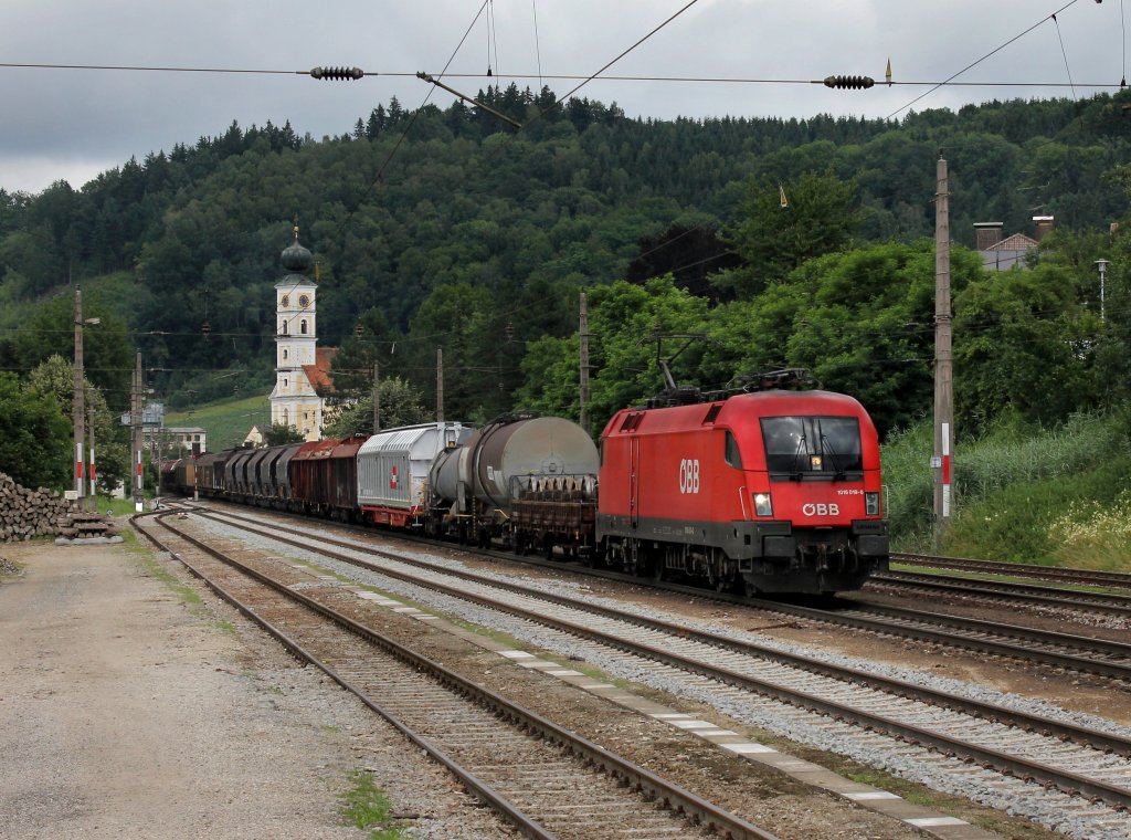 Die 1016 019 mit einem Gterzug am 07.07.2012 bei der Durchfahrt in Wernstein.