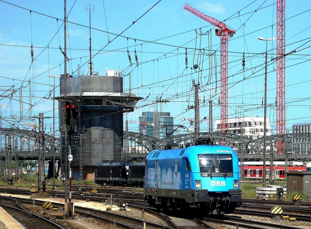 Die 1016 023 setzt am 03.07.2009 wieder in den Hbf Mnchen an ihren EC zurck.