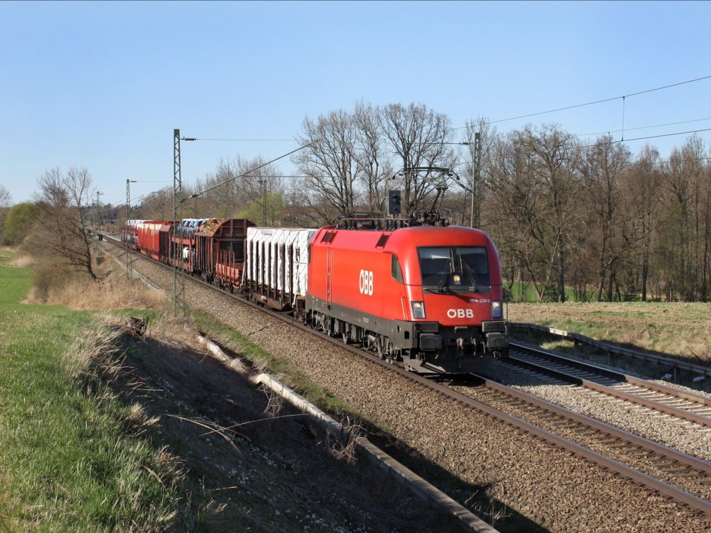 Die 1016 030 am 02.04.2011 mit einem G�terzug unterwegs bei Hilperting. 