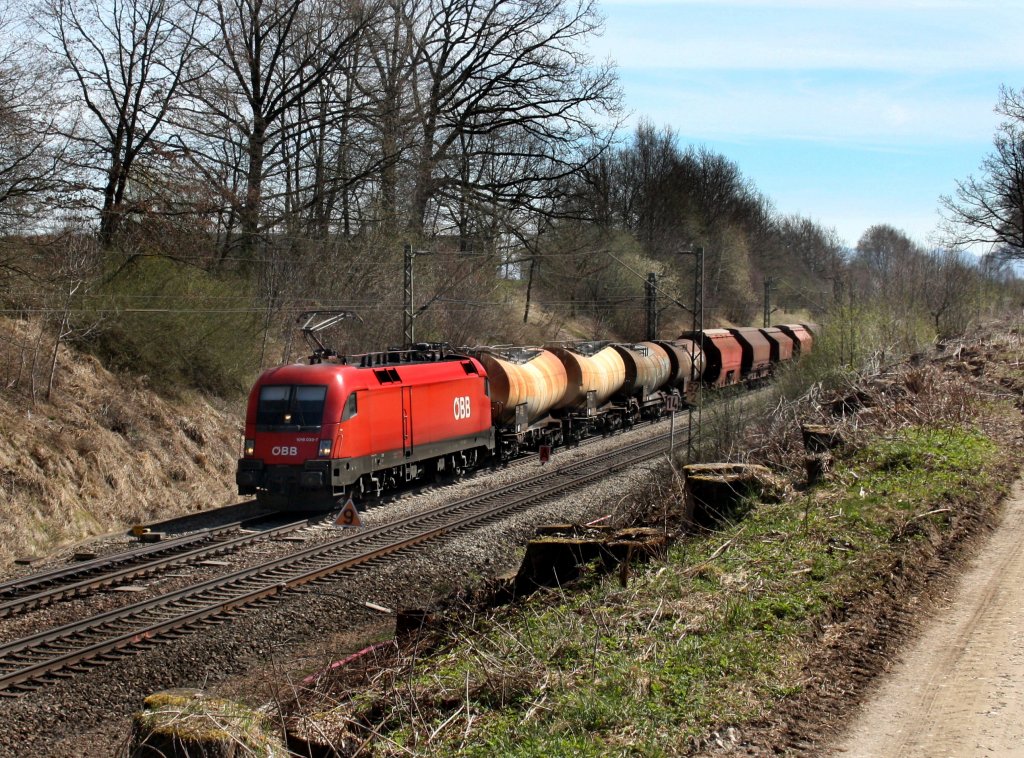 Die 1016 030 mit einem G�terzug am 02.04.2011 unterwegs bei Osterm�nchen.