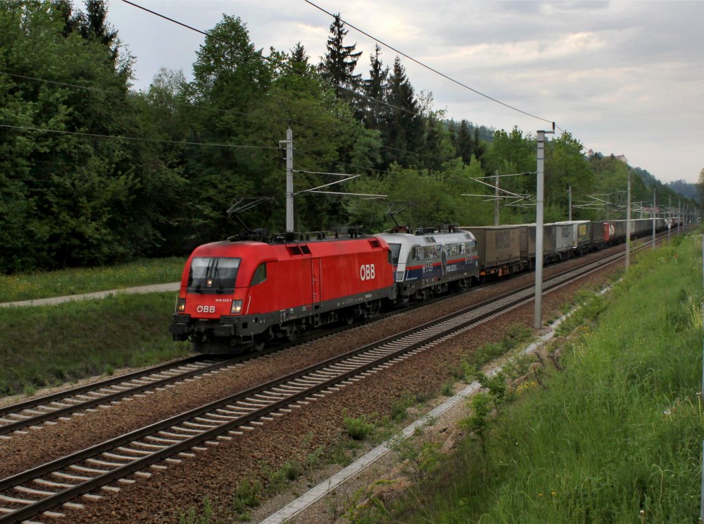 Die 1016 033 und die 1116 250 mit einem KLV-Zug am 05.05.2012 unterwegs bei Wernstein.
