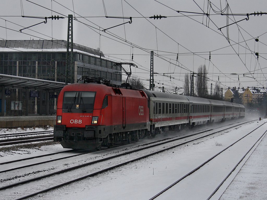 Die 1016 040 am 14.02.2010 mit dem IC Knigsee bei der Durchfahrt am Heimeranplatz (Mnchen)