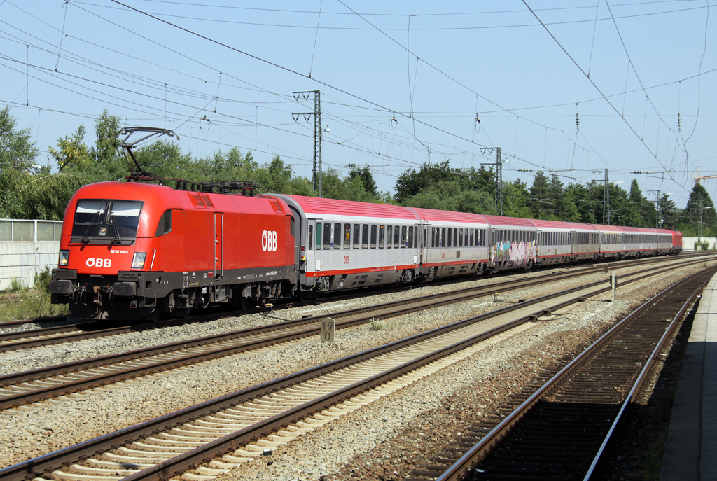 Die 1016 045 fhrt im Sandwich einen EC nach Frankfurt durch Olching am 16.07.2013
