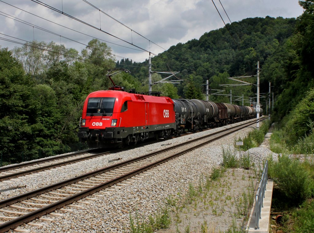 Die 1016 045 mit einem Gterzug am 29.06.2013 unterwegs bei Wernstein.