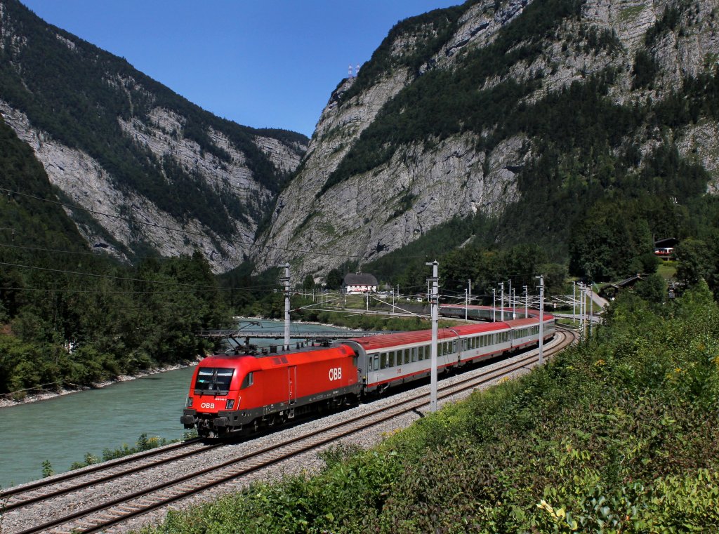 Die 1016 048 mit einem OEC am 18.08.2012 unterwegs bei Stegenwald.
