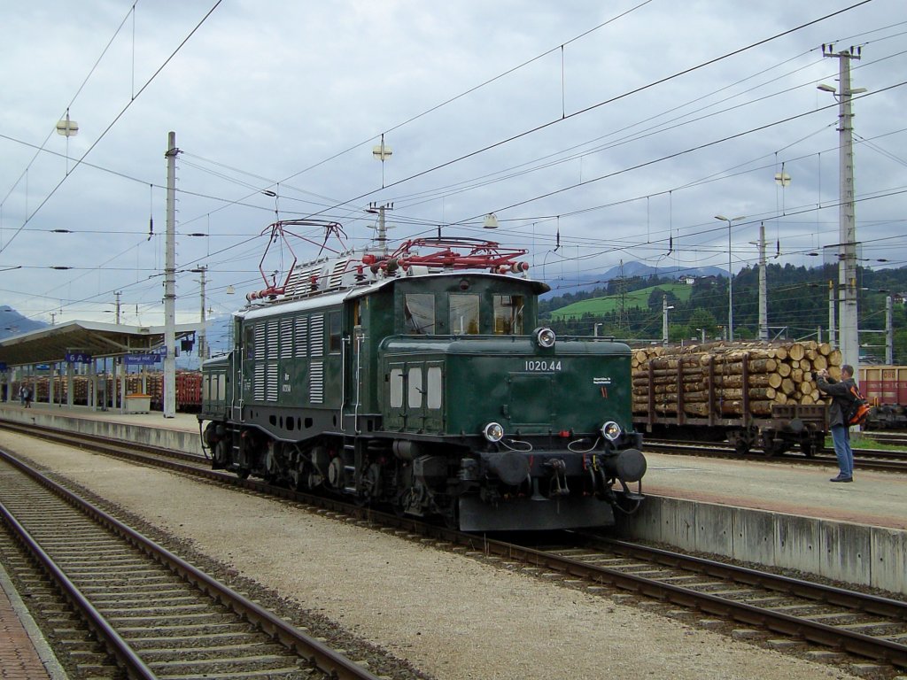 Die 1020 044 am 23.08.2008 bei einer Rangierfahrt im Wrgler Hbf. 