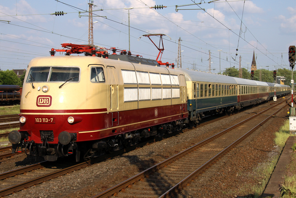 Die 103 113-7 zieht den IC 2417 von Flensburg nach K�ln durch M�lheim Styrum am 28.05.2012