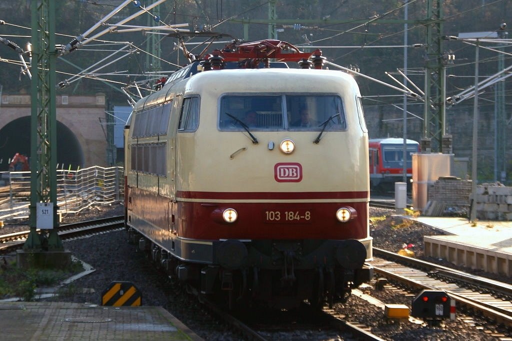 Die 103 184-8 als Rheingold Express aufgenommen am 13.12.2009 in Mainz HBF auf Bahnsteig 3.