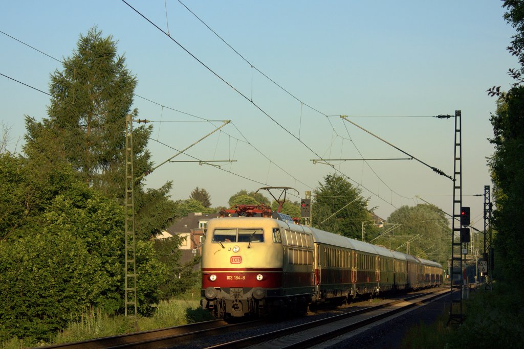 Die 103 184-8 fuhr am 02.06.2011 durch Eilendorf.