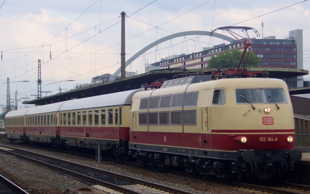 Die 103 184-8 kam am 02.08.2010 ganz berraschend mit drei Rheingoldwagen durch Kln Messe/Deutz.