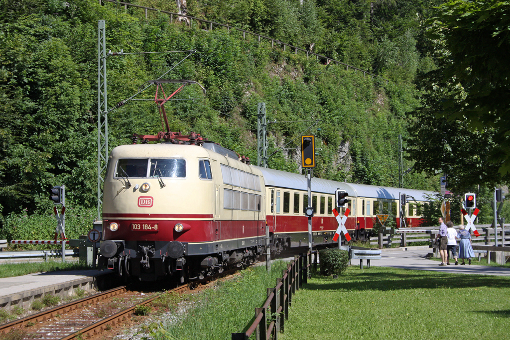 Die 103 184-8 mit einen TEE Sonderzug anlsslich des Bahnhofsfest in Traunstein in Eisenrtz am 01,08,10