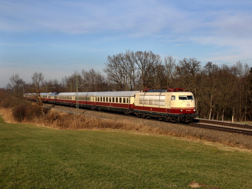 Die 103 184 mit einem TEE am 28.12.2011 unterwegs bei Hilperting.