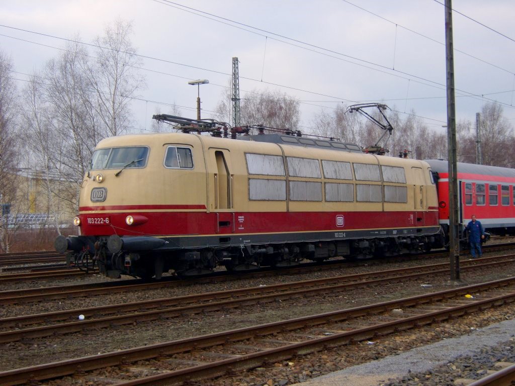 Die 103 222-6 am 16.03.2010 in Herzogenrath kurz for dem umsetzen ihres Messzuges.