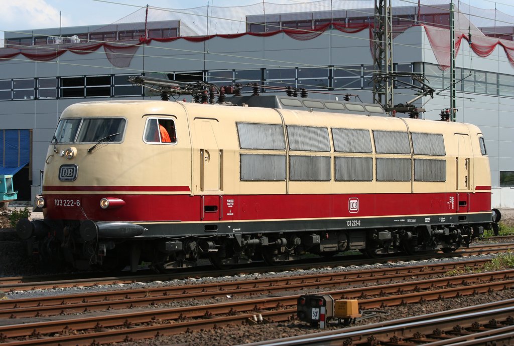 Die 103 222-6 fhrt Lz durch Opladen am 29.05.2010