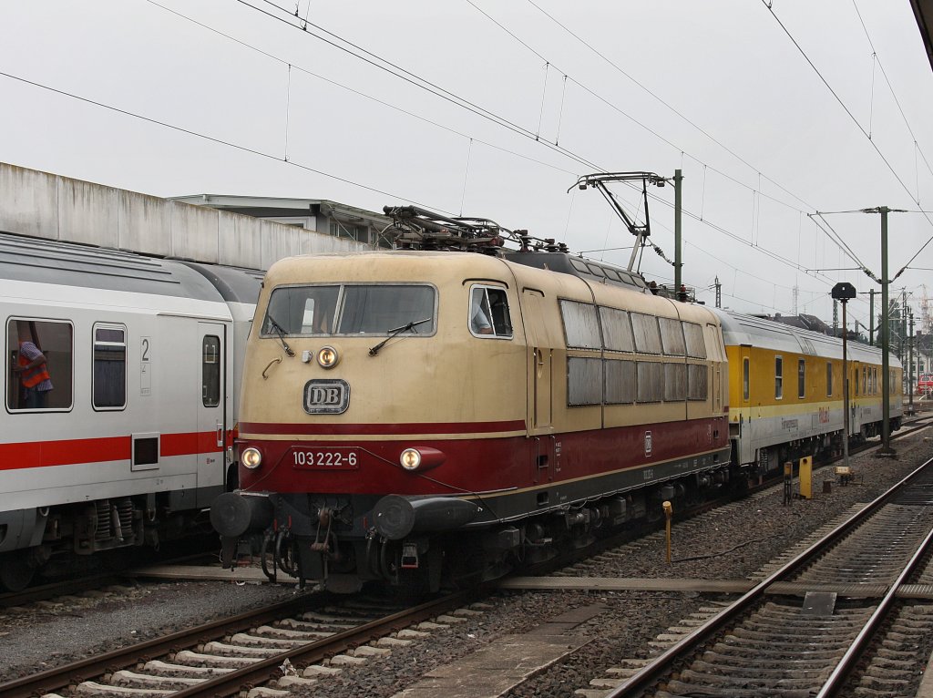Die 103 222 am 12.08.2010 mit einem Messzug in Hannover Hbf. 