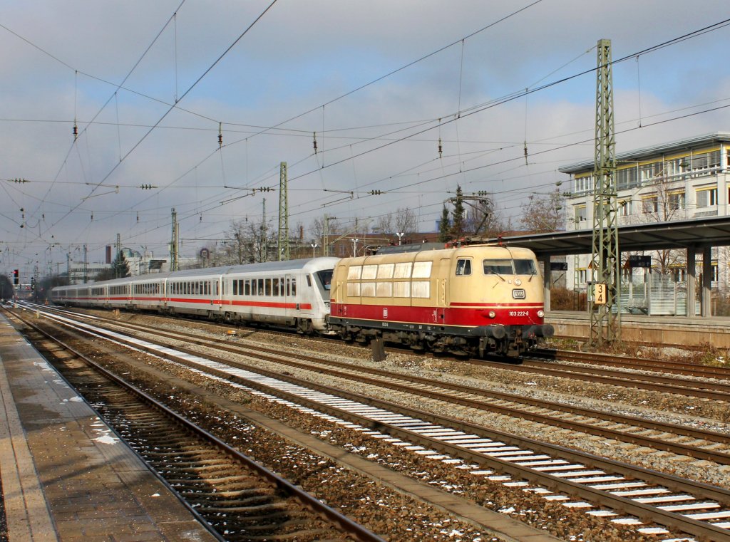 Die 103 222 mit einem Sonder IC nach Innsbruck am 01.12.2012 bei der Durchfahrt am Heimeranplatz (M�nchen).