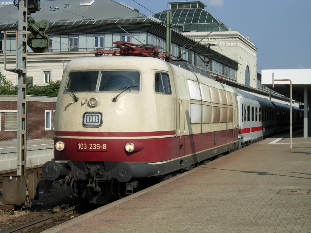 Die 103 235-8 befrderte am 11.06.2013 den IC 2316 von Stuttgart nach Wiesbaden. Hier beim pnktlichen Verlassen Mannheimer Hauptbahnhofs um 17:38 Uhr. Angeblich ist diese Leistung derzeit planmig am Dienstag und Mittwoch. 