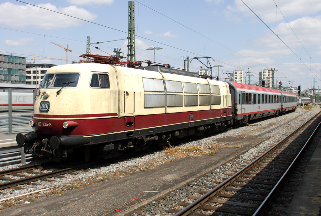 Die 103 235-8 erreicht Stuttgart HBF mit dem IC 119 von Mnster nach Innsbruck am 12.07.2013