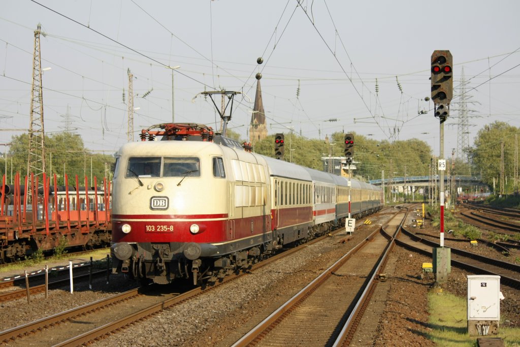 Die 103 235-8 fuhr am 25.04.2011 durch Mlheim Styrum.