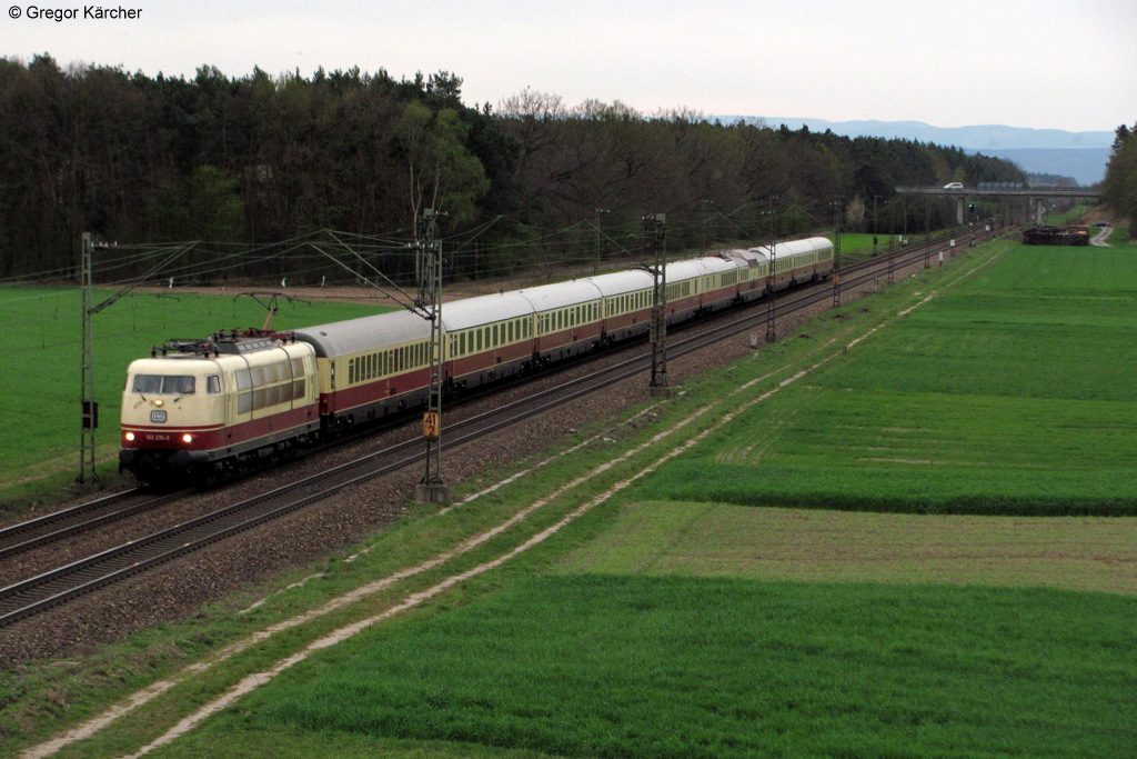 Die 103 235-8 mit dem TEE 9 (Domodossola - Dortmund) am 10.04.2012 bei Graben-Neudorf.
