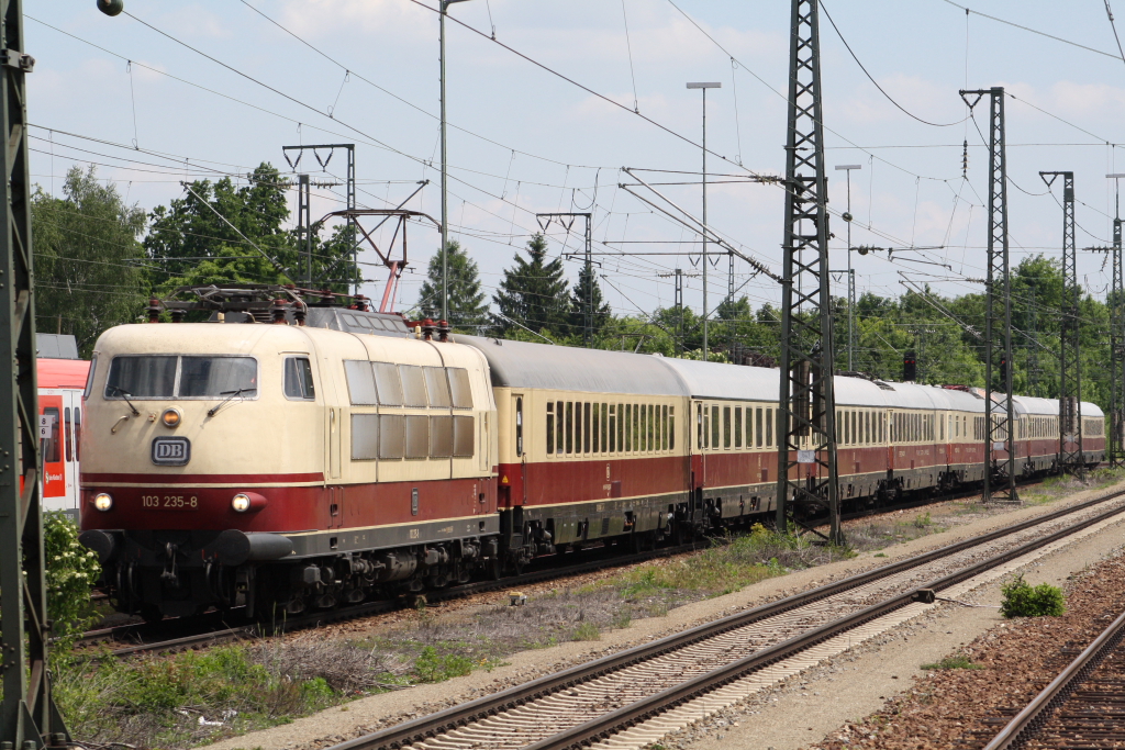 Die 103 235-8 mit dem TEE Rheingold von Prtschach am Wrthersee nach Berlin  Hauptbahnhof hier in Mnchen Trudering am 27.05.2012