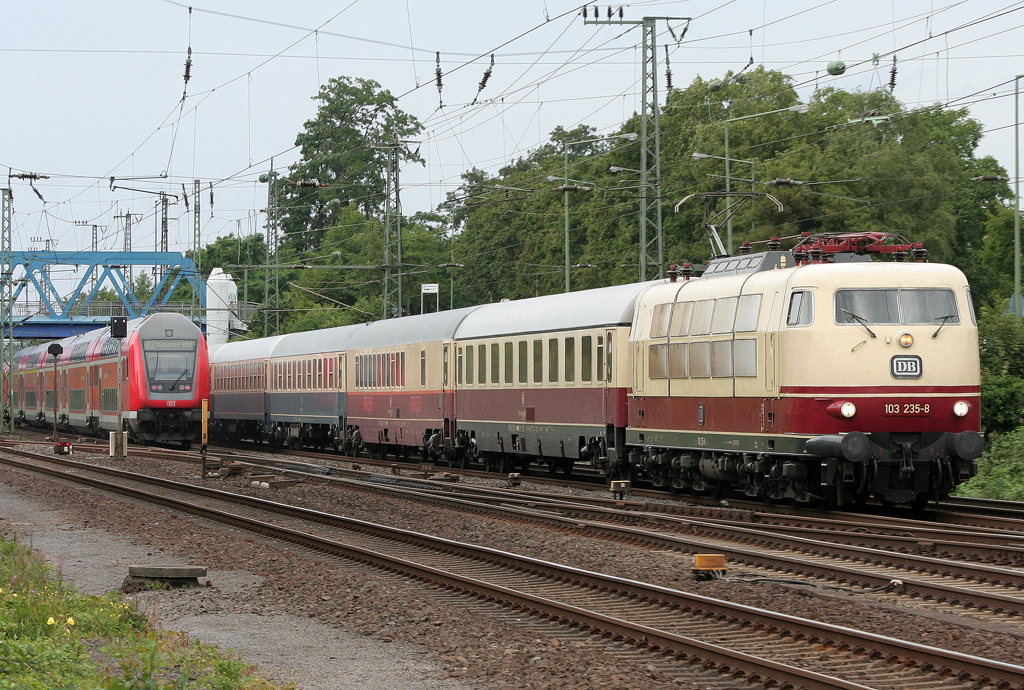 Die 103 235-8 trifft den RE2 mit dem IC 2417 von Flensburg nach Kln in Duisburg Groenbaum am 19.06.2011