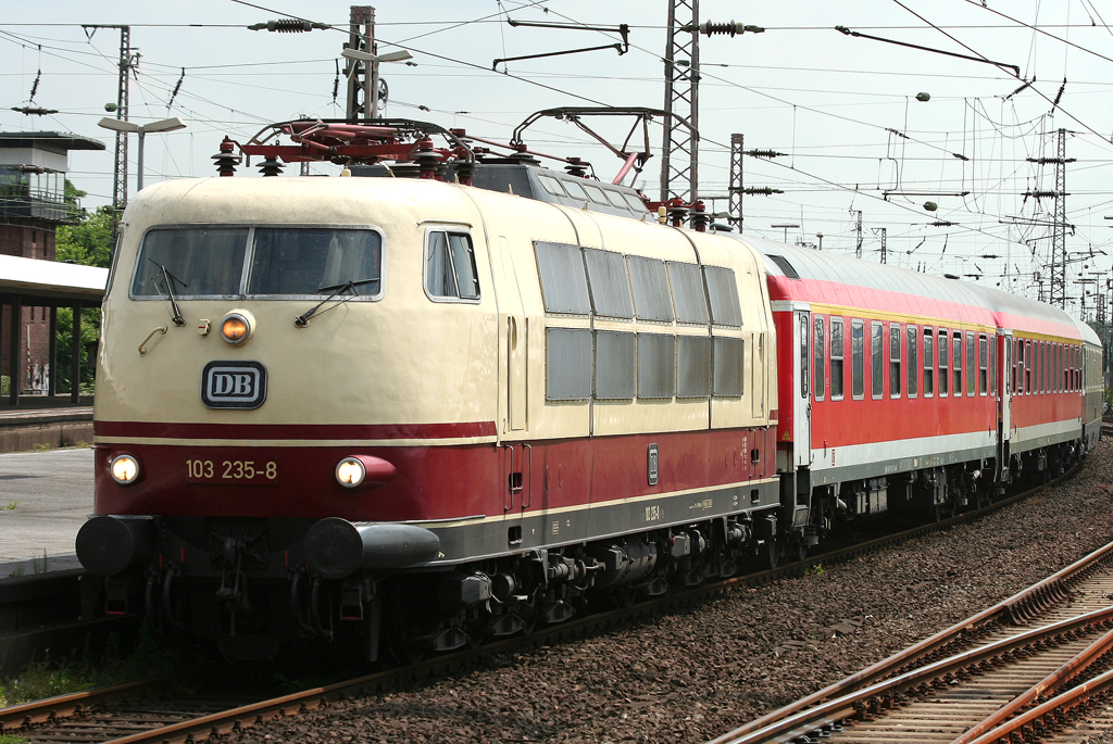 Die 103 235-8 zieht den IC aus Kln nach Hamburg in Duisburg HBF am 25.06.2010