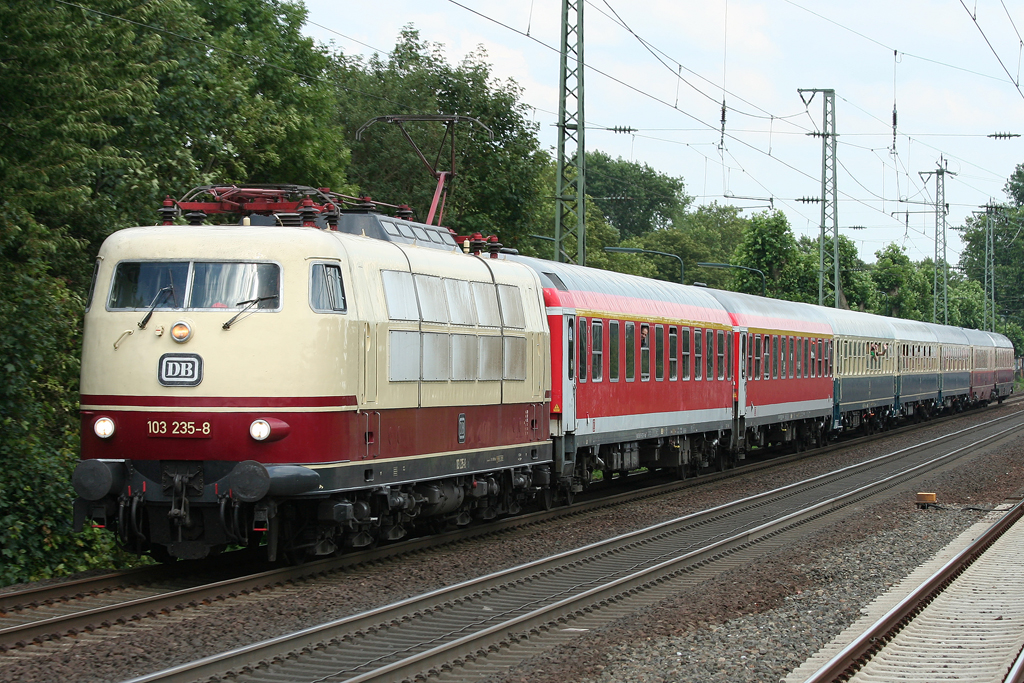 Die 103 235-8 zieht IC 1806 von Kln nach Hamburg durch Dsseldorf Eller am 06.08.2010