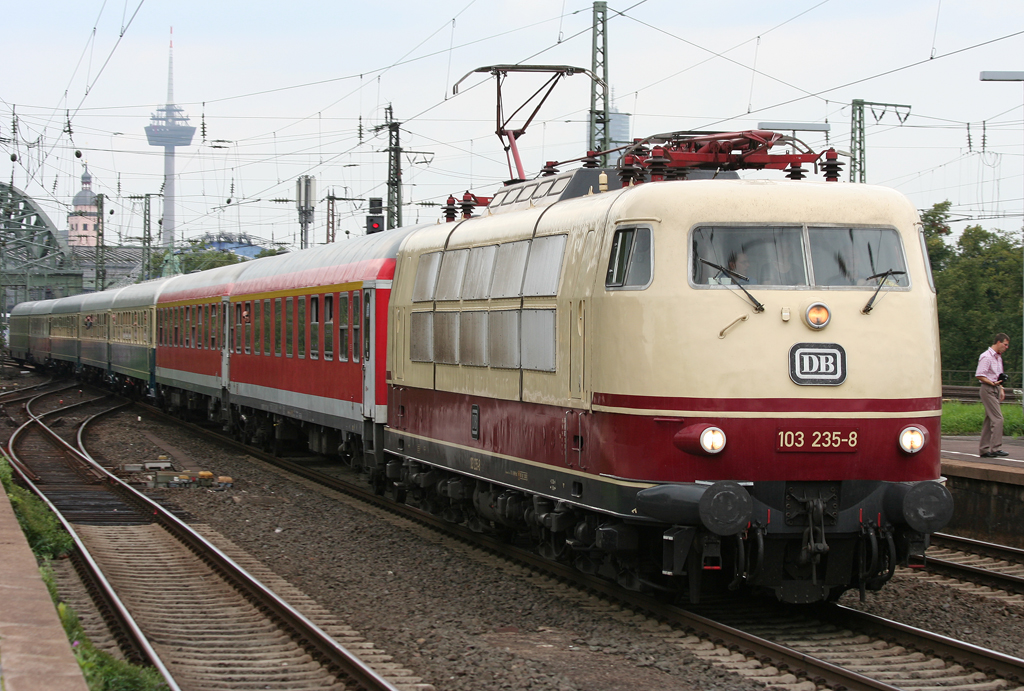 Die 103 235-8 zieht den IC 1806 von K�ln Hbf durch K�ln Messe/Deutz nach Hamburg Altona am 13.08.2010
