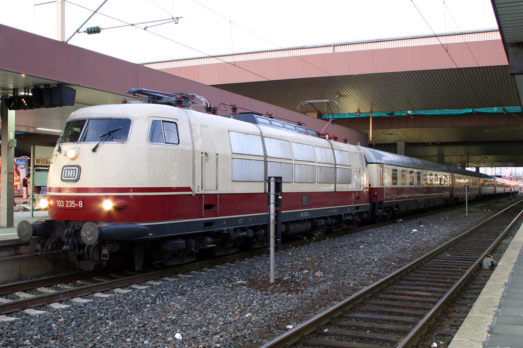Die 103 235-8 zieht den IC 2417 von Flensburg nach Kln aus Dsseldorf HBF am 06.03.2011