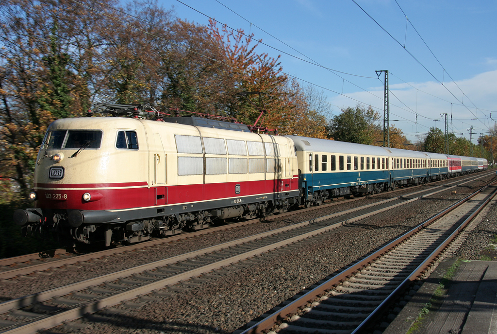 Die 103 235-8 zieht den IC 2410 von Kln nach Flensburg auf dem Weg zum ersten Halt in Dsseldorf durch Dsseldorf Oberbilk am 04.11.2011