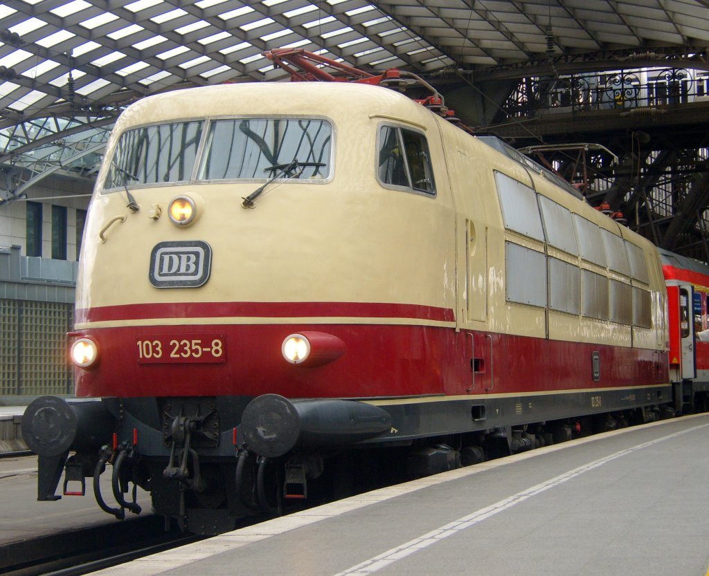 Die 103 235-8 zog am 13.08.2010 den IC 1806 von Kln Hbf nach Hamburg-Altona in den Klner Hbf ein.