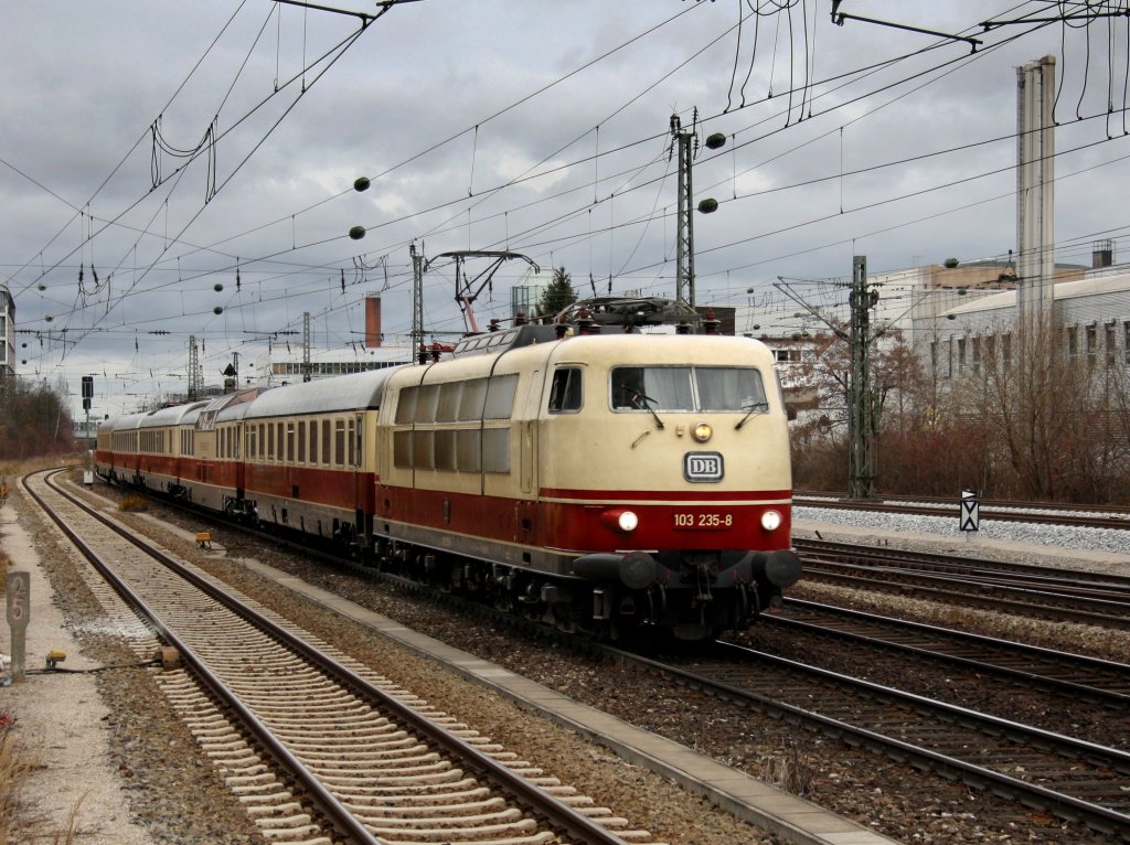 Die 103 235 mit dem TEE am 04.12.2011 bei der Durchfahrt am Heimeranplatz (Mnchen).