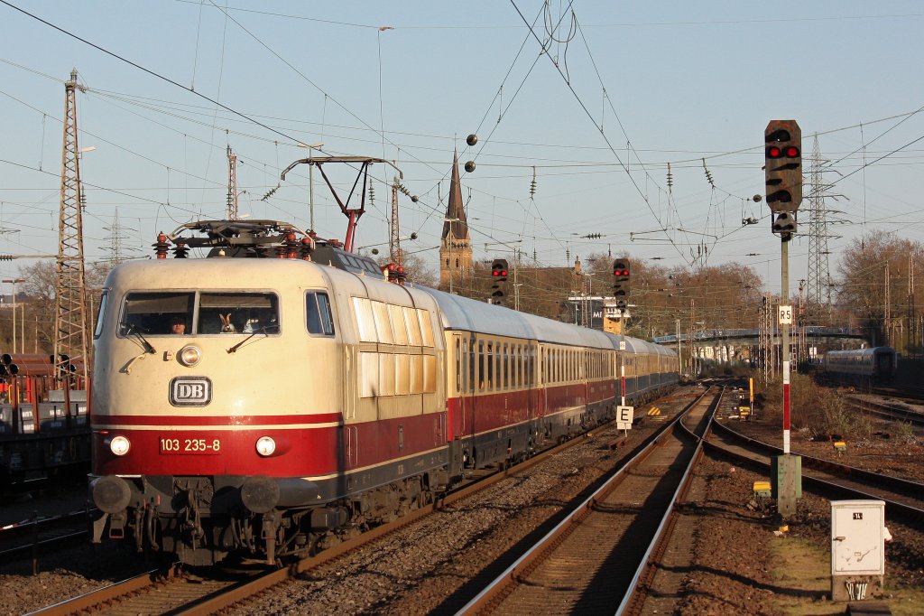 Die 103 235 zog am 25.3.12 den IC 2417 von Flensburg nach Kln durch Mlheim-Styrum.