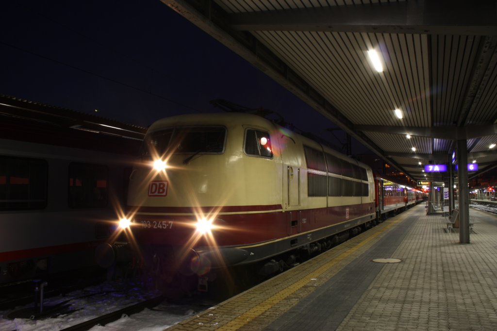 Die 103 245-7 brachte die DB - Mitarbeiter zum Christkindlmarkt nach Innsbruck. Innsbruck Hbf am 04.12.10