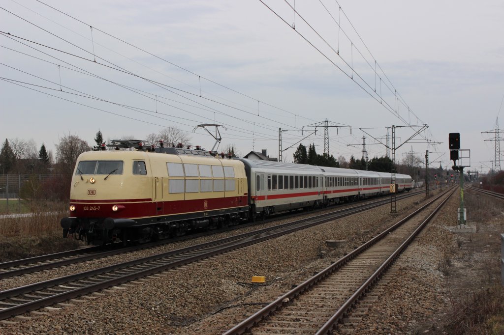 Die 103 245-7 in neuem Kleid mit ihrem sonntglichen IC nach Nrnberg, hier zu sehen in Langwied am 17.03.2013