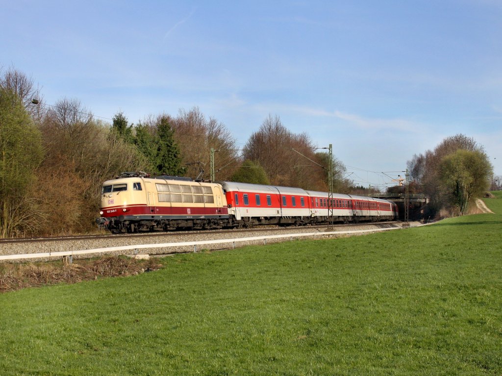 Die 103 245 am 02.04.2011 mit einem Nachtzug unterwegs bei Ostermnchen. 