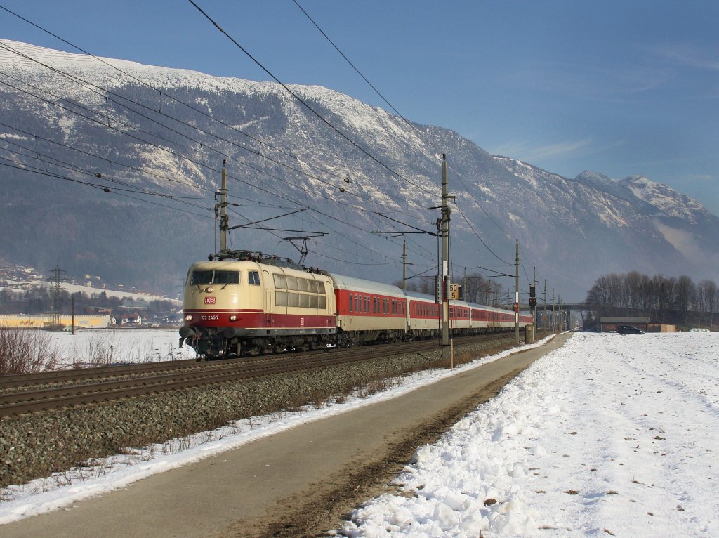 Die 103 245 am 29.01.2011 mit einem Turnuszug unterwegs bei Schwaz. 