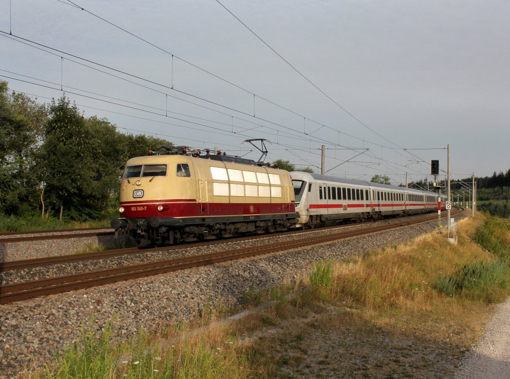Die 103 245 mit einem IC nach Mnchen am 03.08.2013 unterwegs bei Hochdorf.