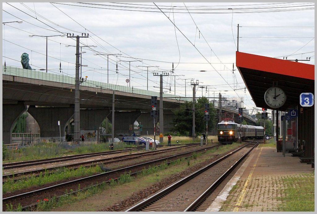 Die 1041 15 brachte am 18. Juni 2011 die Wagen fr Dampf-Sonderzug R 14262 von Wien Heiligenstadt nach Wien Nudorf, um Platz fr den in Krze einfahrenden ersten Dampfzug des Tages zu machen und schob sie nach dessen Durchfahrt wieder zurck nach Heiligenstadt. 