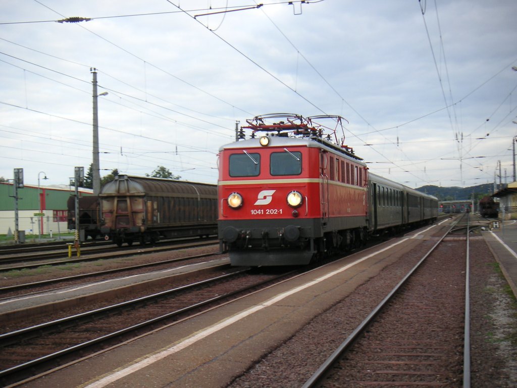 Die 1041 202-1 in voller Fahrt mit einen Nostalgiezug. Aufgenommen im Bahnhof Leibnitz am 21.9.2008