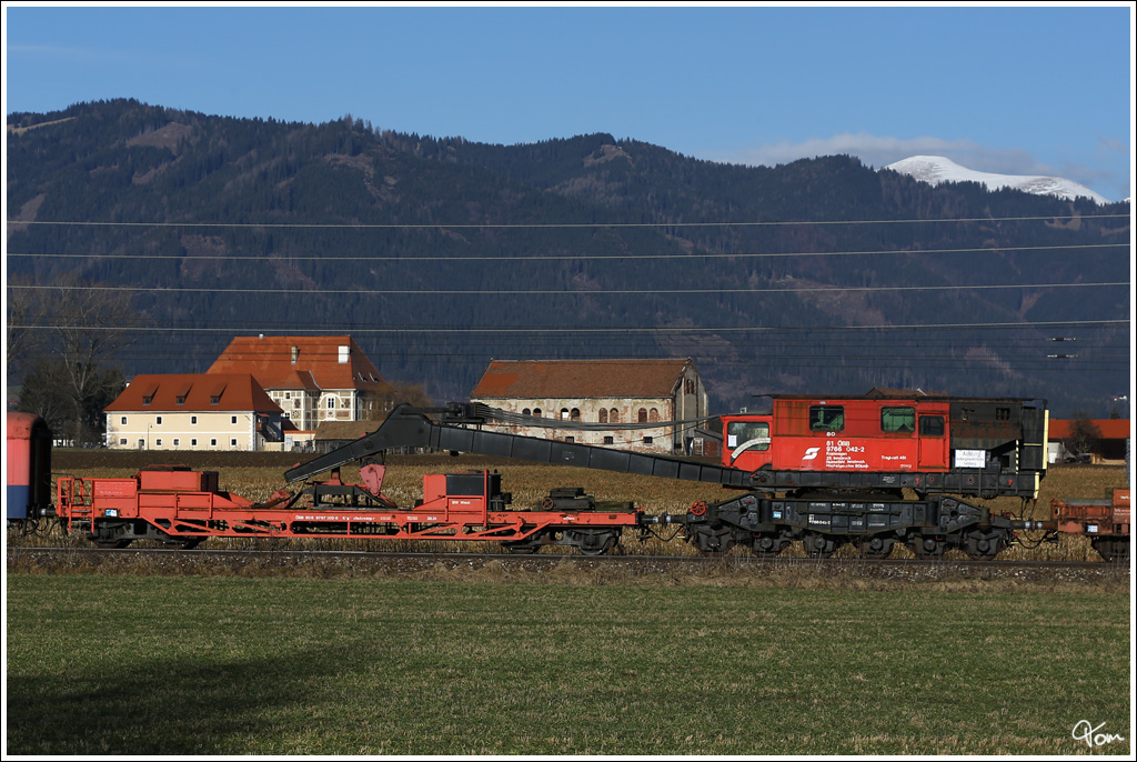 Die 1041.202 von RPS (Rail Professionals Sttz) berstellt den Dampfkran 9766 042  als SGAG 93046 von Sigmundsherberg nach Lienz.  
Zeltweg 30.12.2012