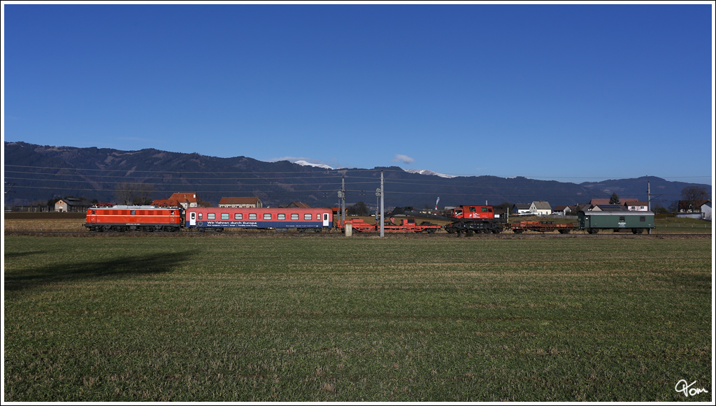 Die 1041.202 von RPS (Rail Professionals Sttz) berstellt den Dampfkran 9766 042  als SGAG 93046 von Sigmundsherberg nach Lienz.  
Zeltweg 30.12.2012