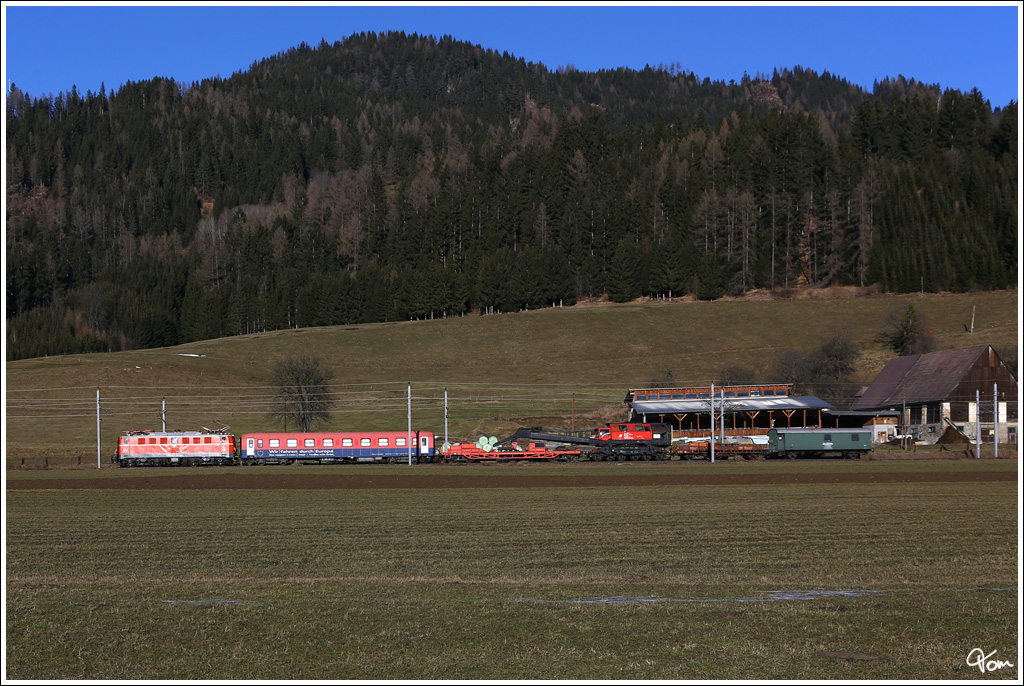 Die 1041.202 von RPS (Rail Professionals Sttz) berstellt den Dampfkran 9766 042 als SGAG 93046 von Sigmundsherberg nach Lienz. 
Paig 30.12.2012