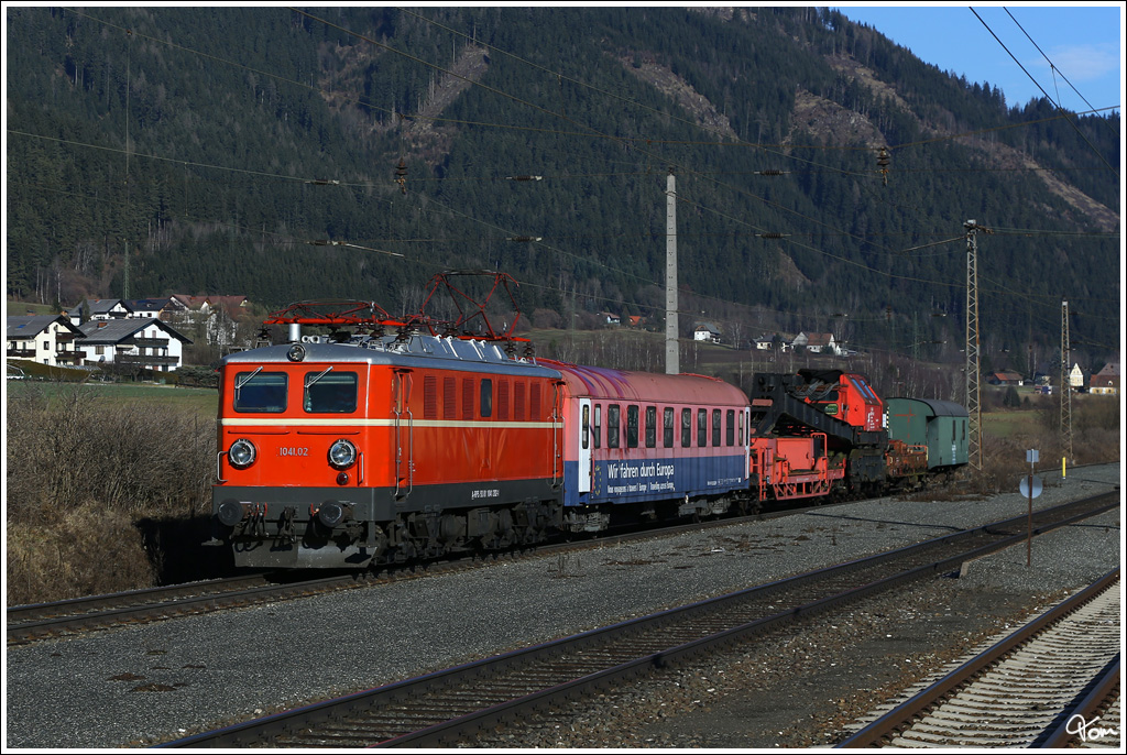 Die 1041.202 von RPS (Rail Professionals Sttz) berstellt den Dampfkran 9766 042 als SGAG 93046 von Sigmundsherberg nach Lienz. 
Kraubath 30.12.2012